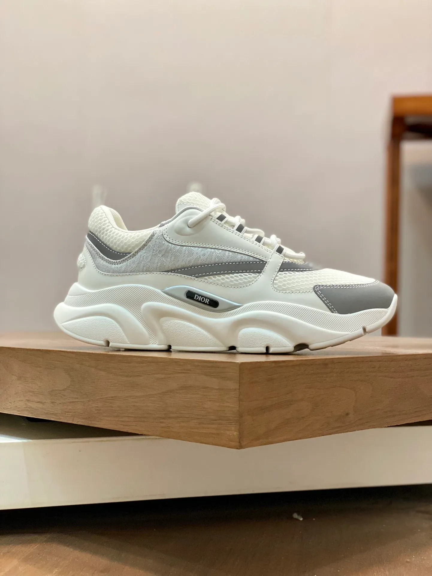 Factory price: 500💰 Dior B22 men's jogging fashion sneakers. This item draws inspiration from retro jogging shoes. It adopts a thick low-top design, with an upper made of leather and mesh fabric, and a black and white engraved rubber sole. The side is decorated with an embossed "Di~r" logo. Code number: 38-45 (38, 45, 46 can be customized)